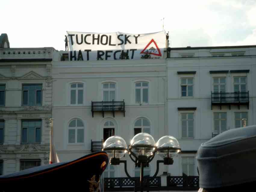 [Foto der Transparent-Aktion waehrend des Geloebnisses; Aufschrift: Tucholsky hat recht!]